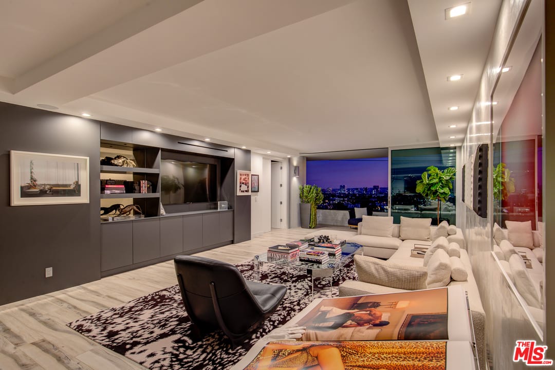 1100 Alta Loma Rd, #805