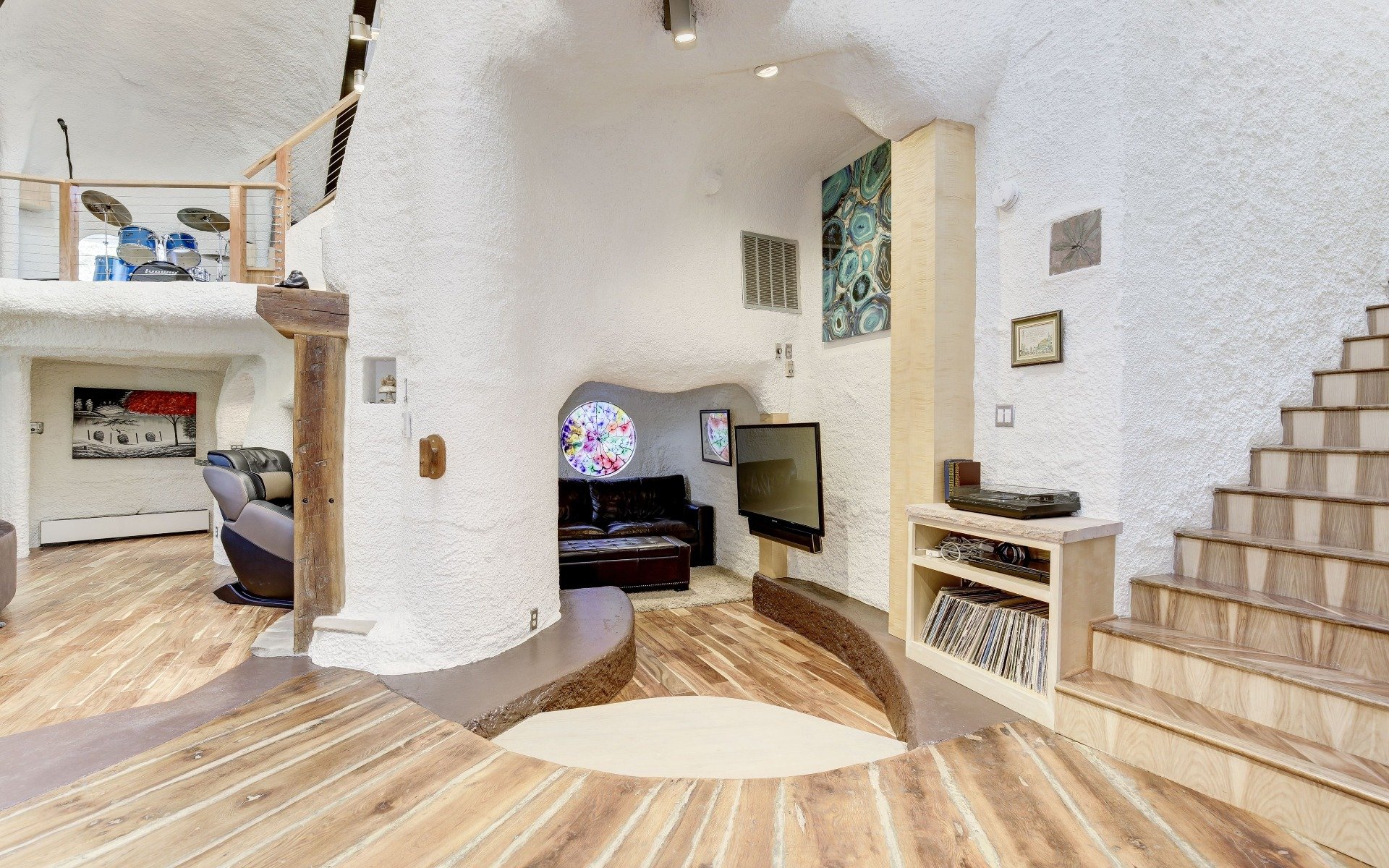 Mushroom House: 4949 Allan Rd