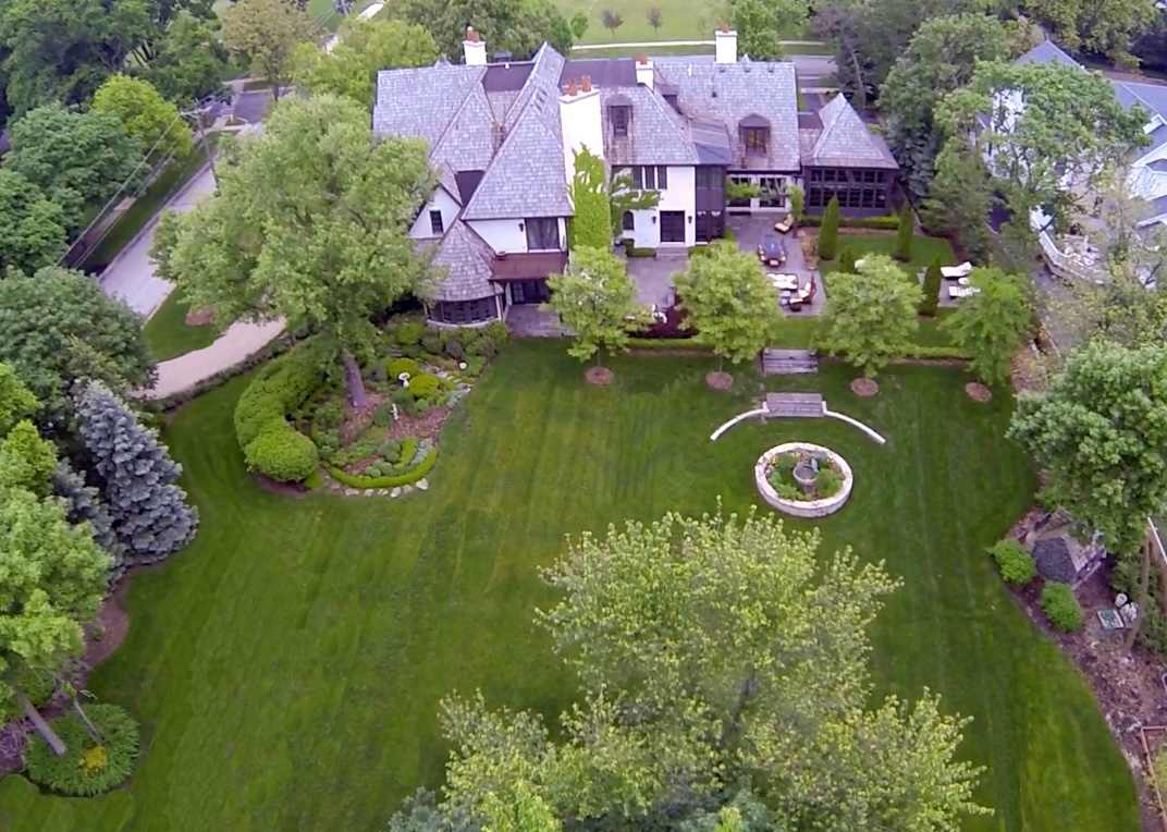 A Spectacular Home to Indulge an Opulent Lifestyle 