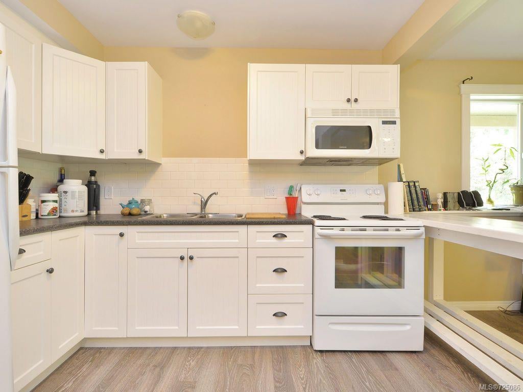 2552 Kinnoull Cres