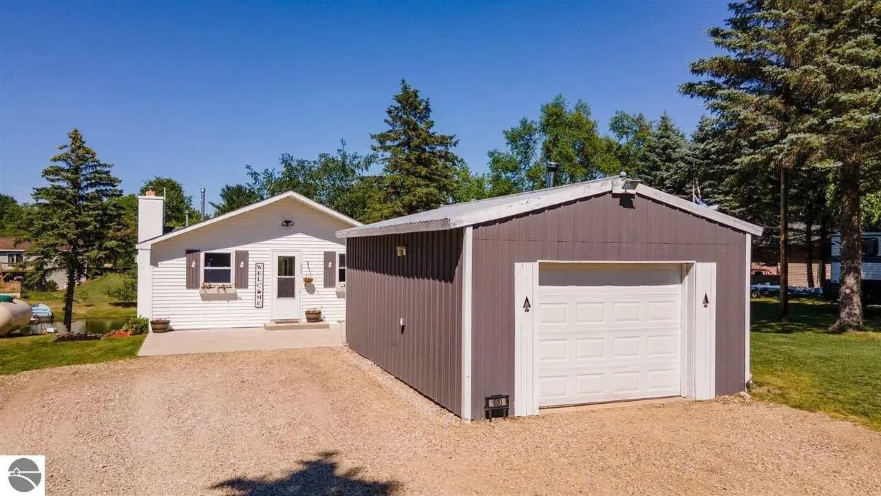 600 Gitchegumee Dr