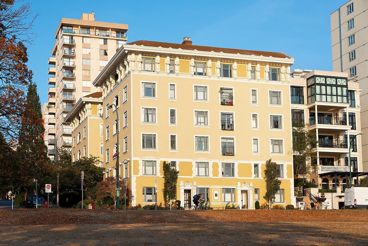 24-1386 Nicola St