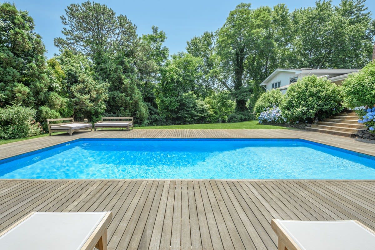 4 Peconic View Court