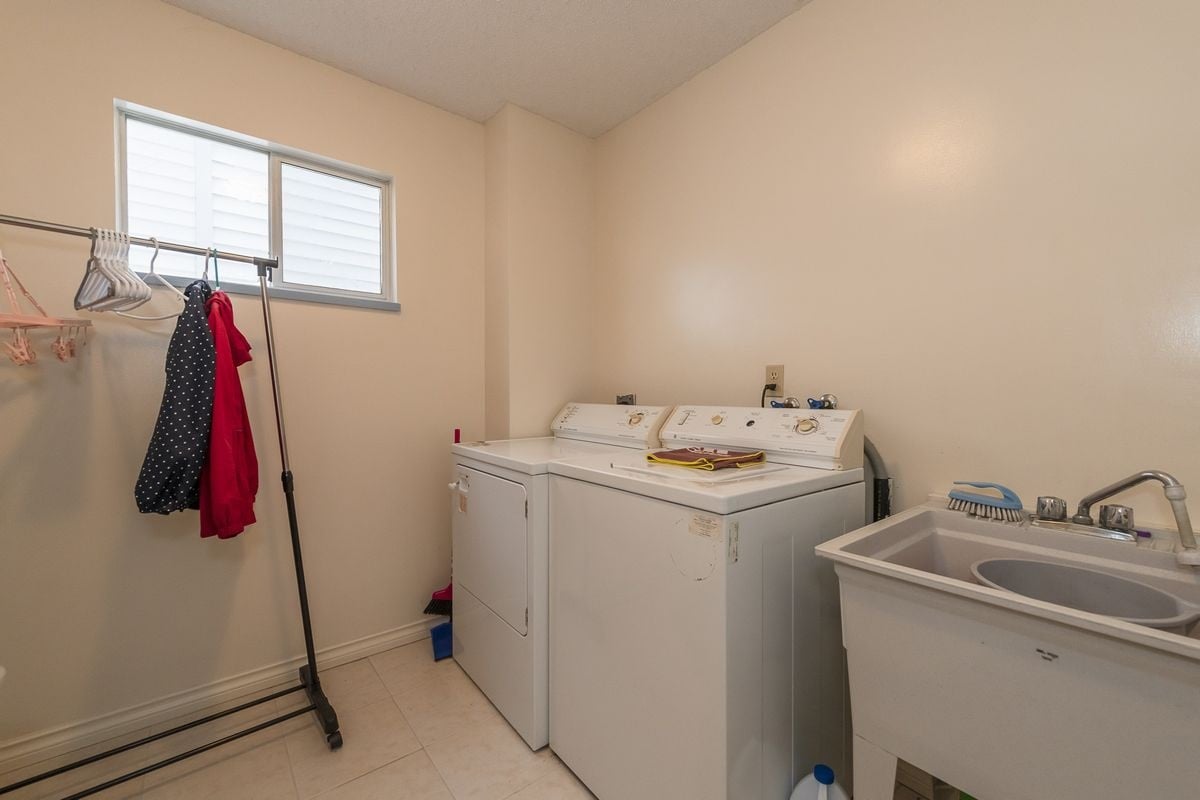 828 Porteau Pl