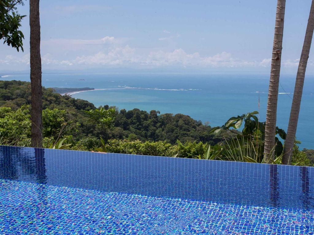Whale's Tail View Infinity Pool, Dominical, Puntarenas