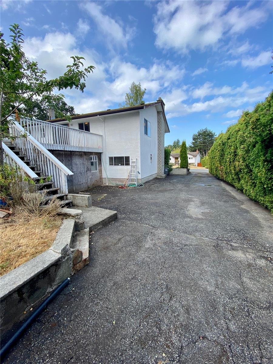 4253 Thornhill Cres