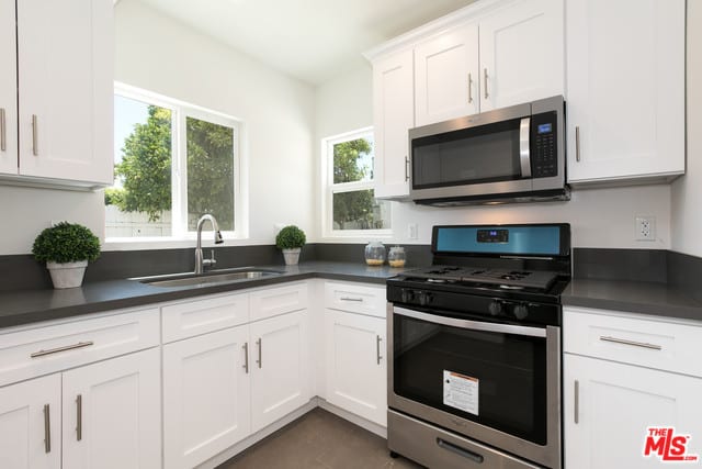 1852 S Redondo Blvd