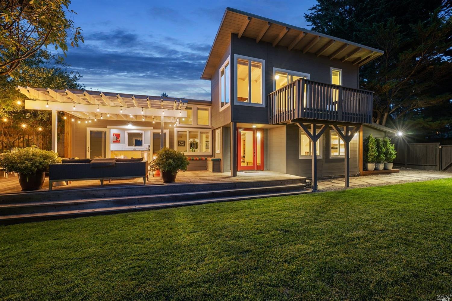 2 Cedarwood Ln