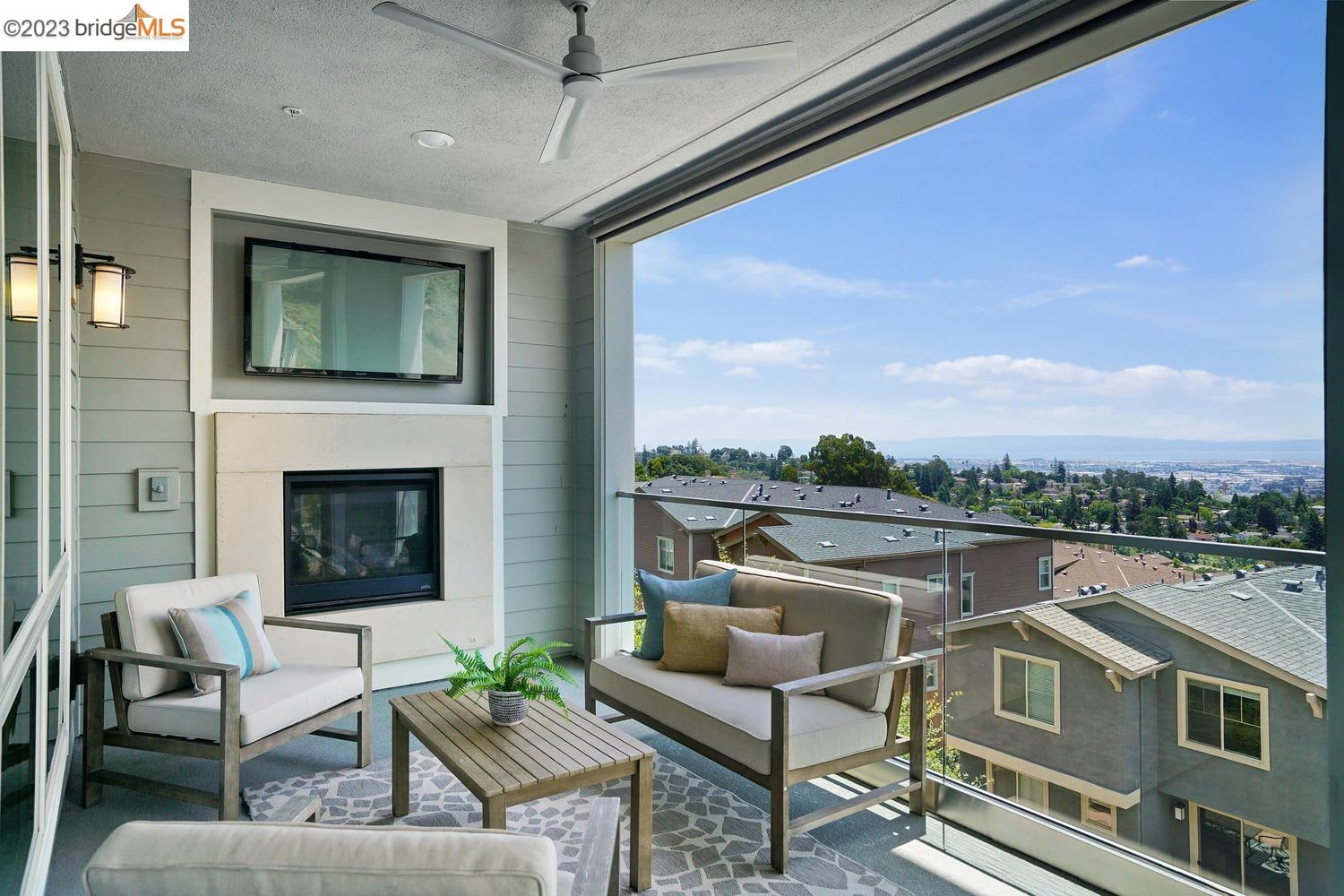 6763 Skyview Dr, Oakland, CA 94605