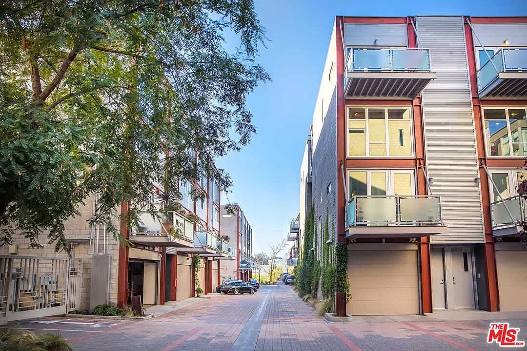 3450 Cahuenga Blvd #411