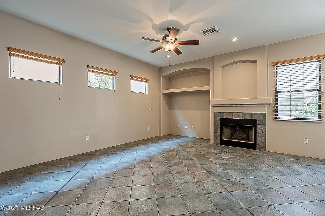 155 E Castlefield Cir
