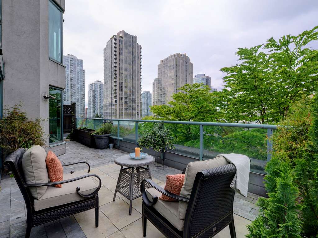 203-888 Hamilton St