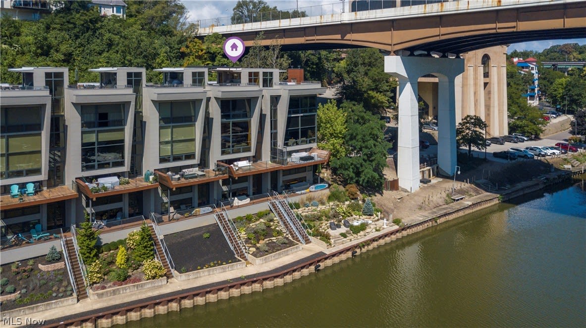 2 Eleven River Pl
