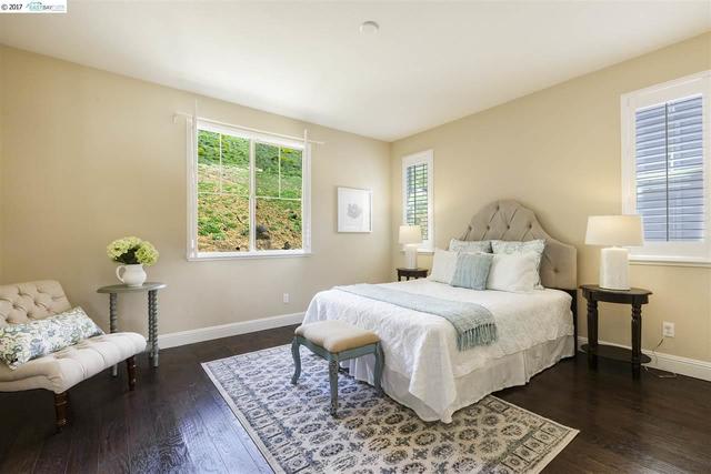 6496 Bayview Dr, Oakland, CA 94605