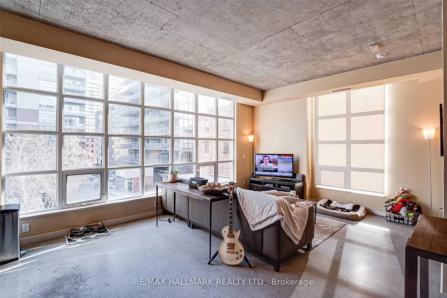 302 - 19 Brant St