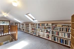 1636 Hollywood Cres