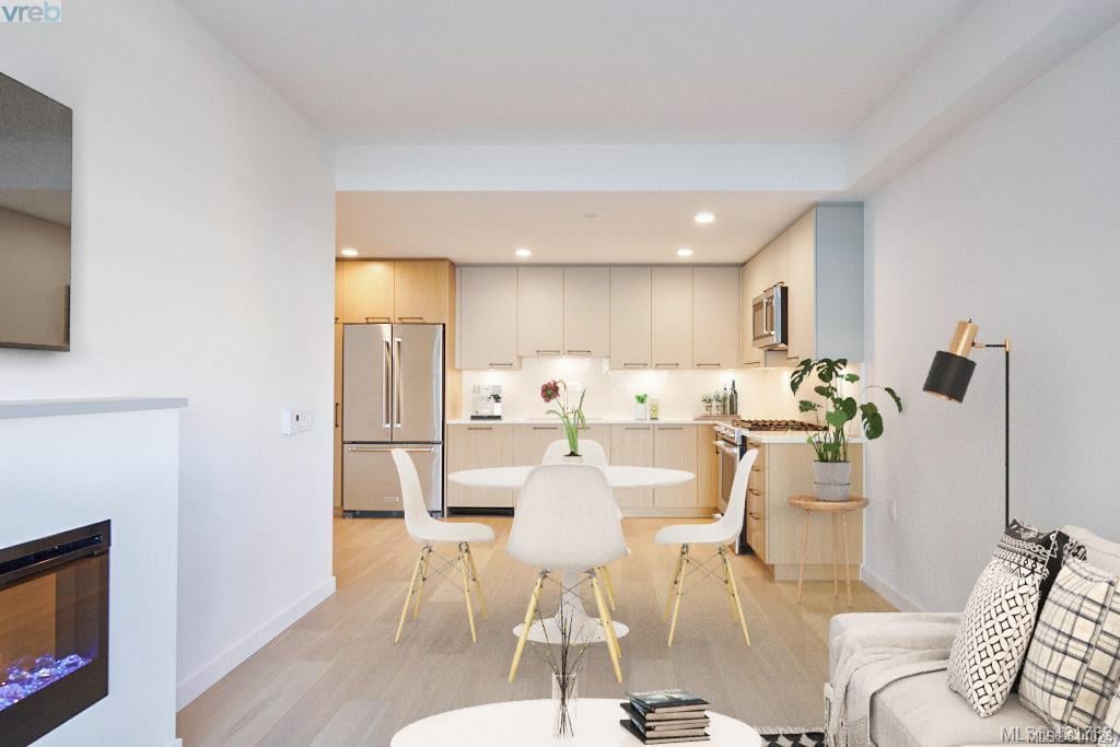 207-7162 W Saanich Rd