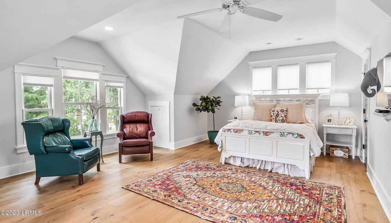 606 New St