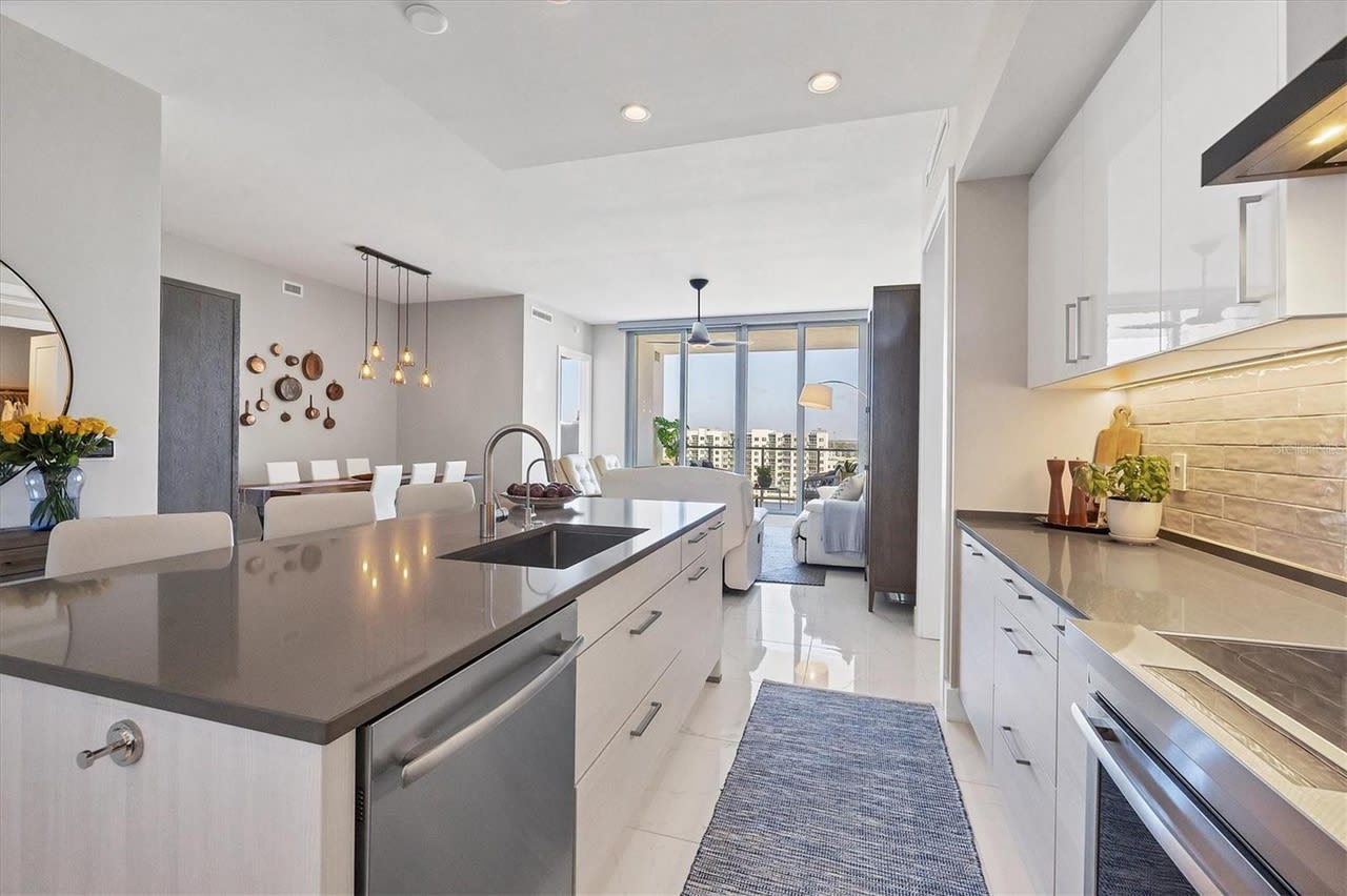 111 S Pineapple Ave #1020