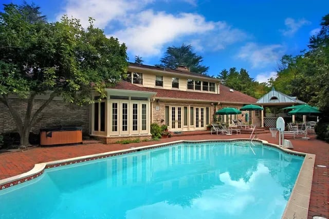 17 Robbins Ln