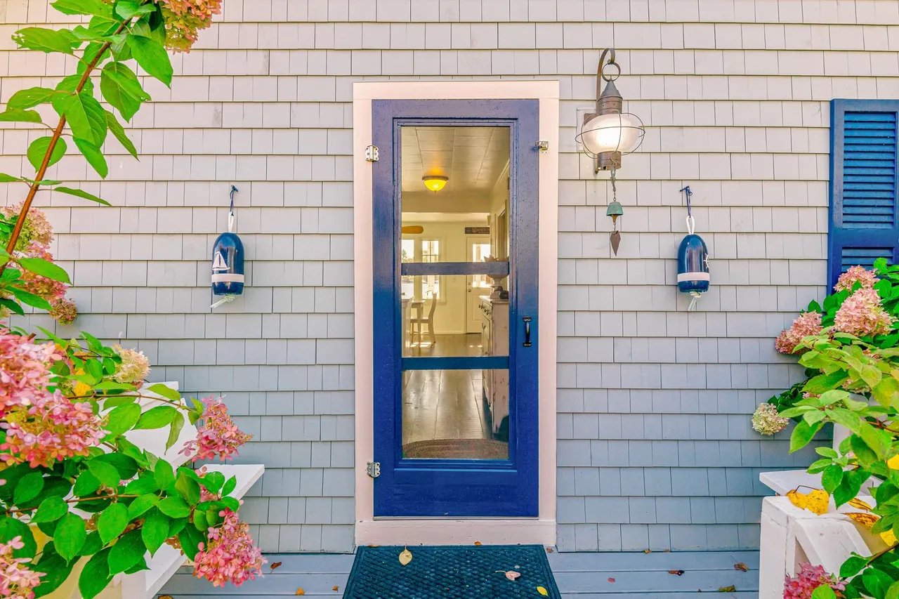 Creating Curb Appeal: Tips for Paint, Trim & Doors that Wow