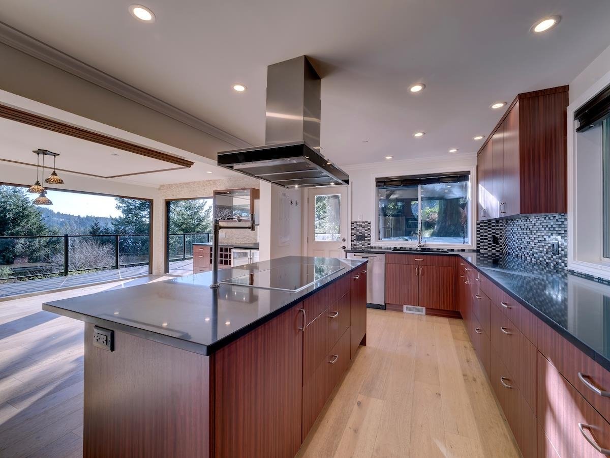 5851 Marine Dr