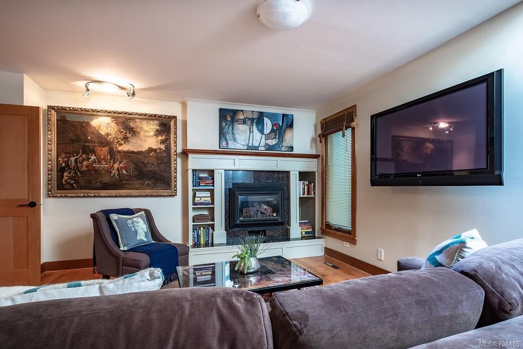 45 Maquinna St