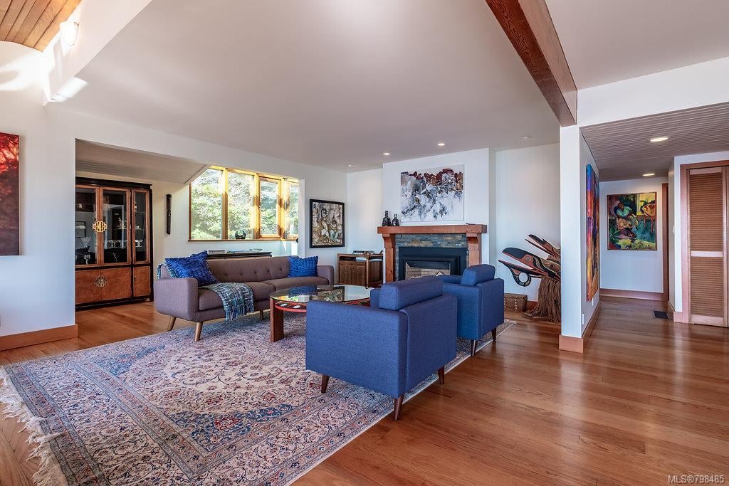 45 Maquinna St