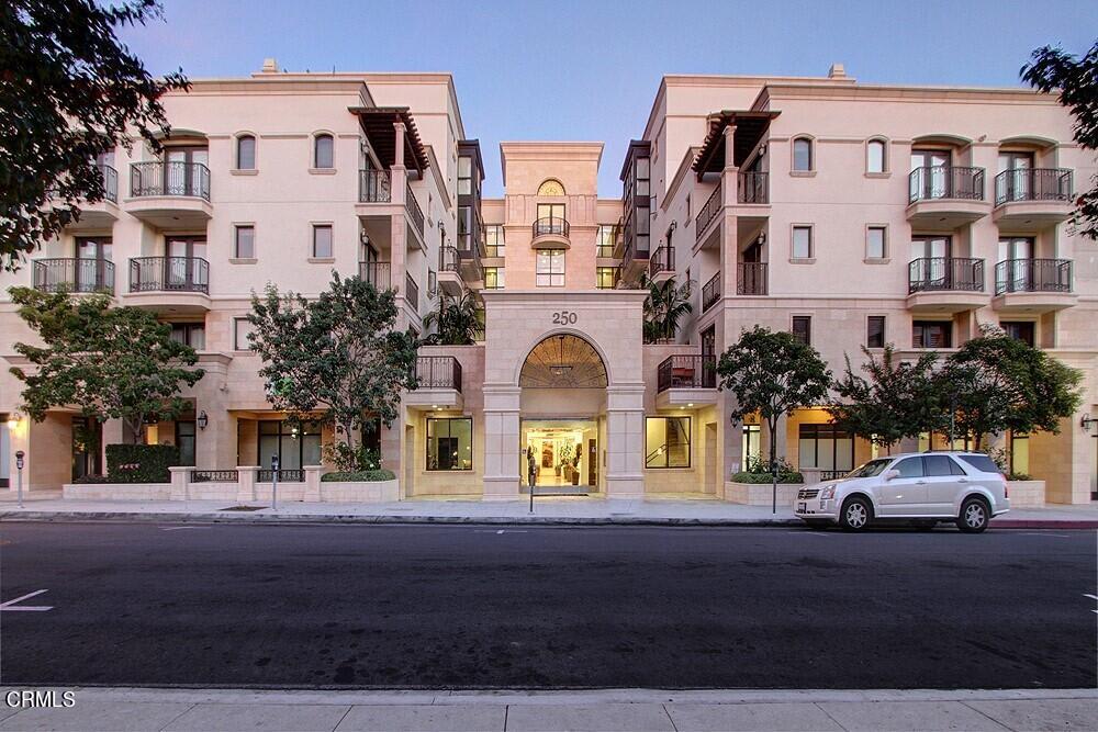 Luxurious and Sophisticated Unit at DeLacey Place