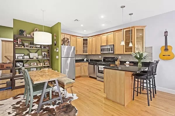 963 Kent Ave Apt: E2 