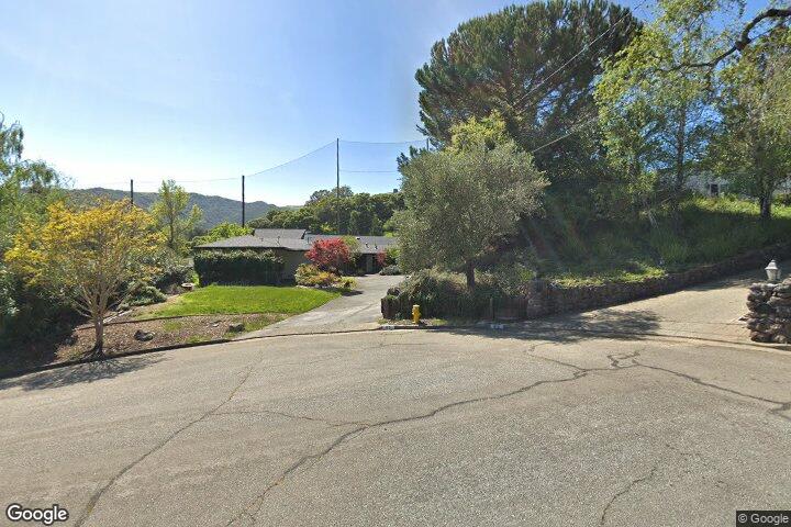 65 Bogey Ln