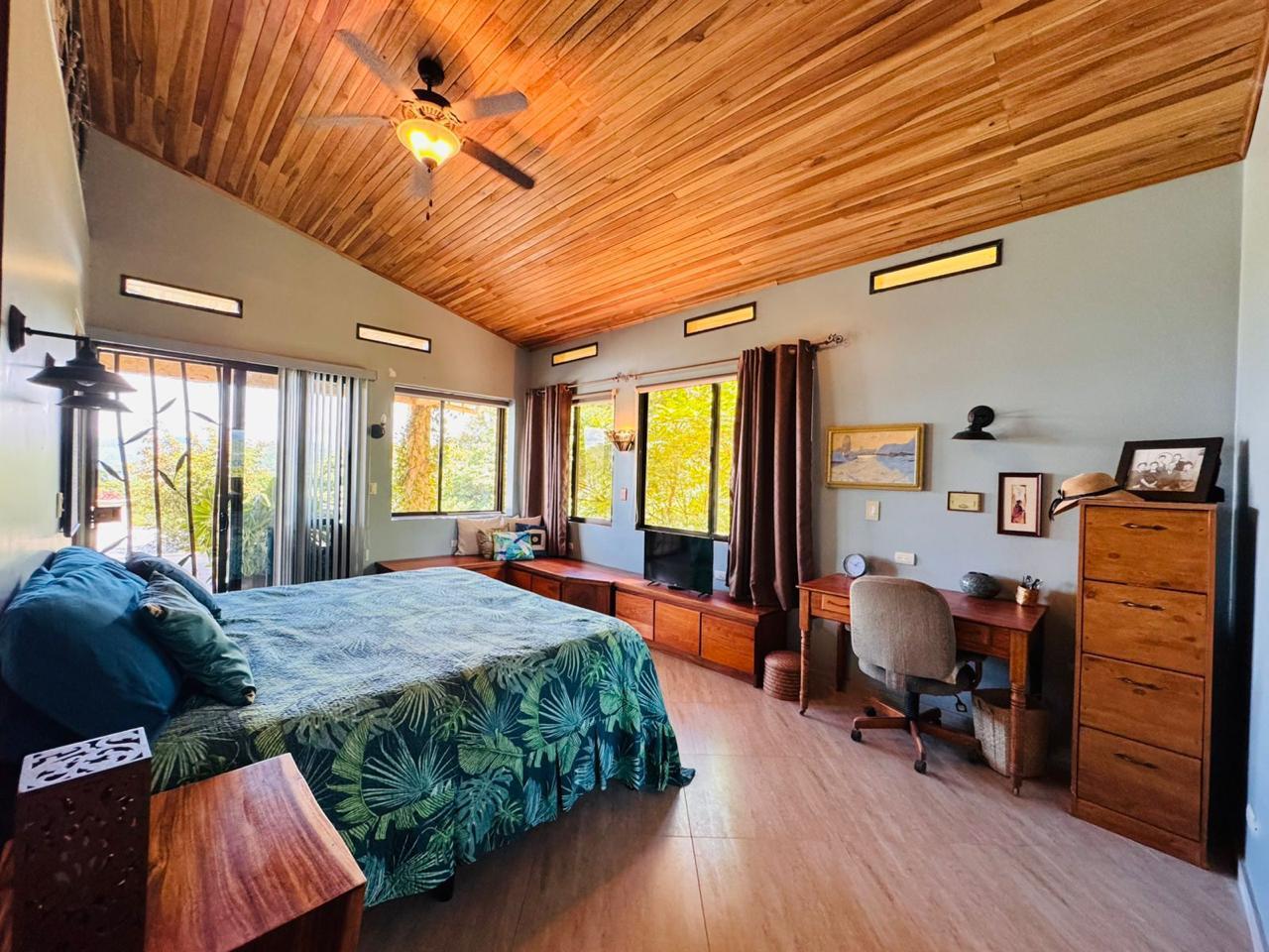 Luxury Lakefront Villa Guesthouse, Lake Arenal, Alajuela