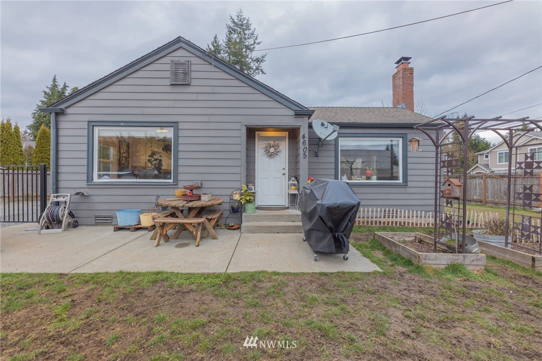 4605 100th St NE