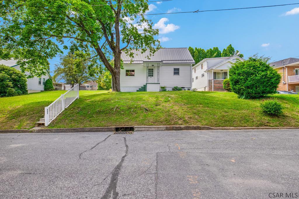 862 E Ave