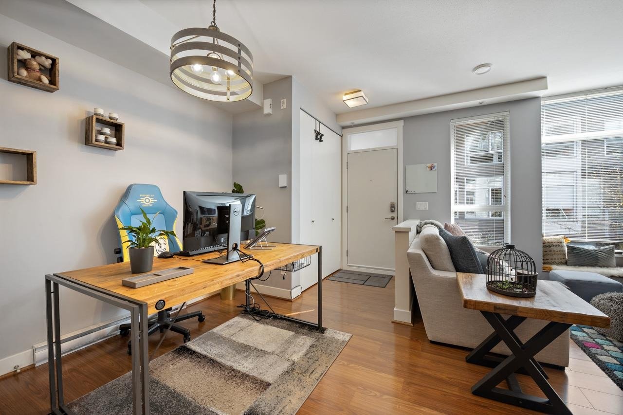 208-735 W 15th St