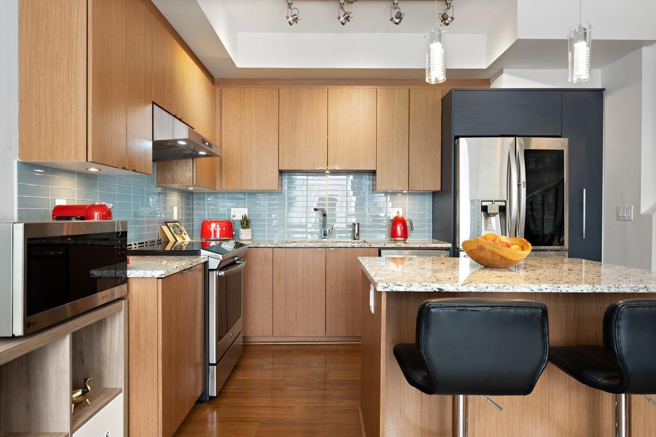208-735 W 15th St