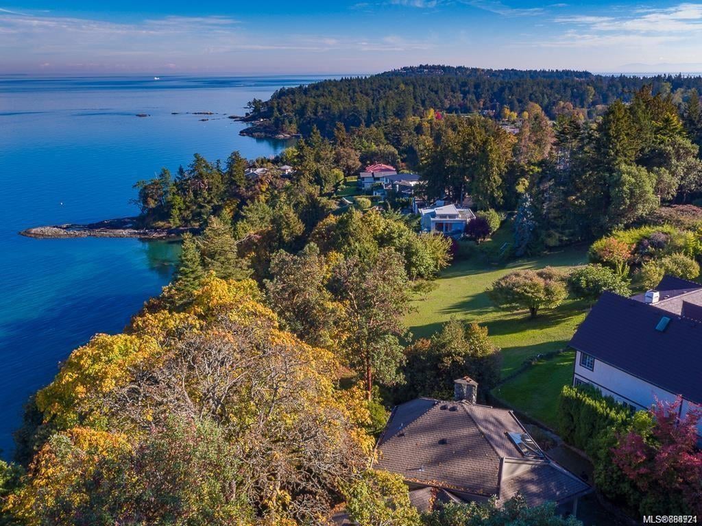 2270 Arbutus Rd