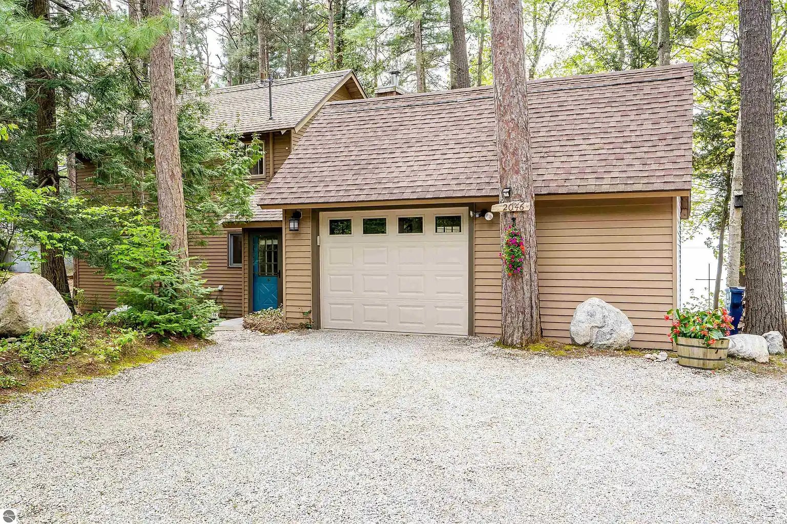 2046 Birchview Dr