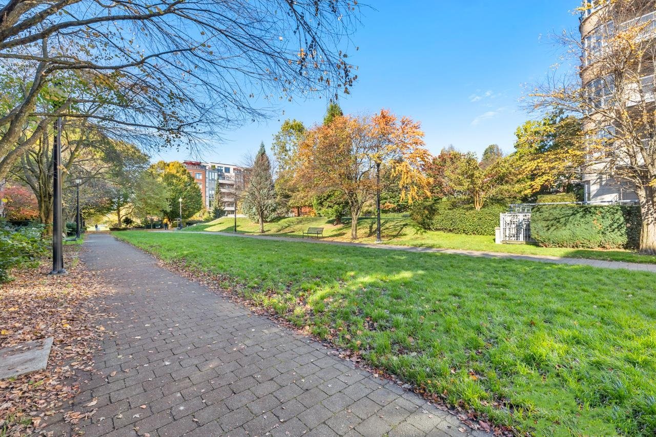 210-2175 Salal Dr
