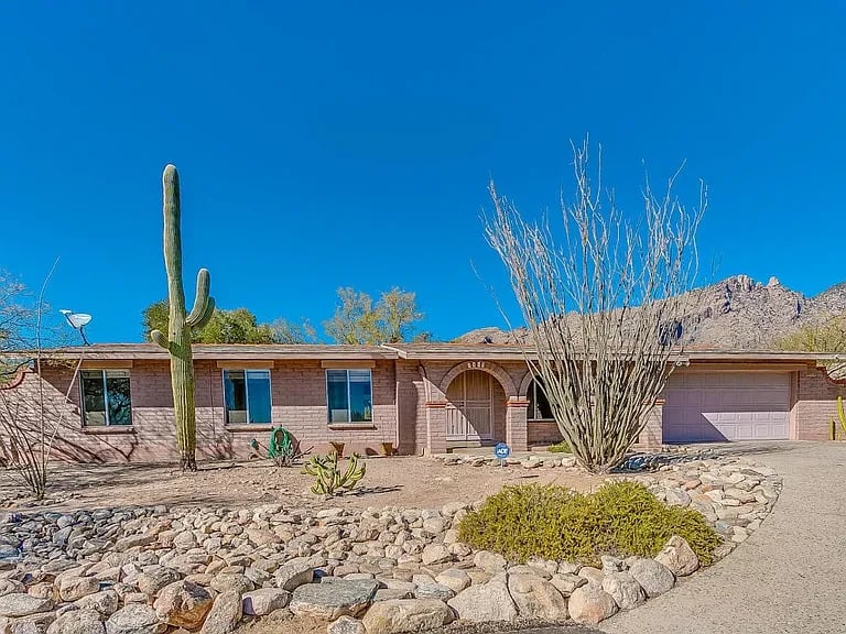 3863 E Lizard Rock Pl