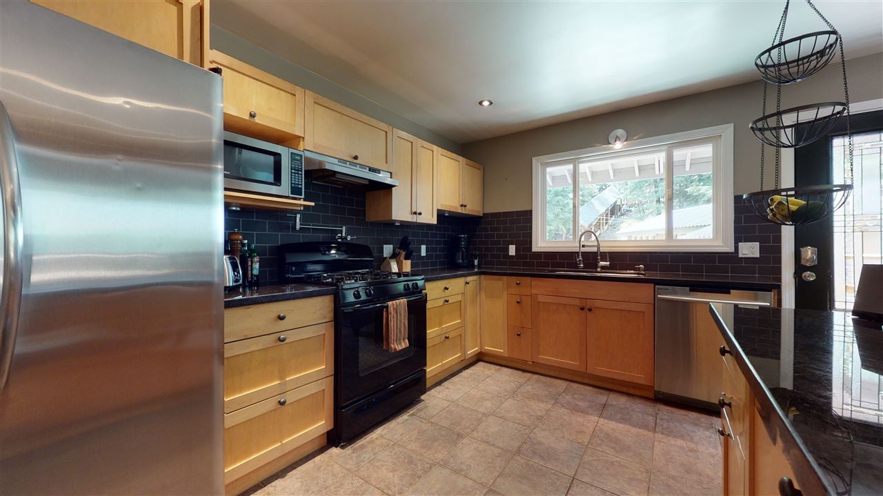 3142 Tyrol Cres