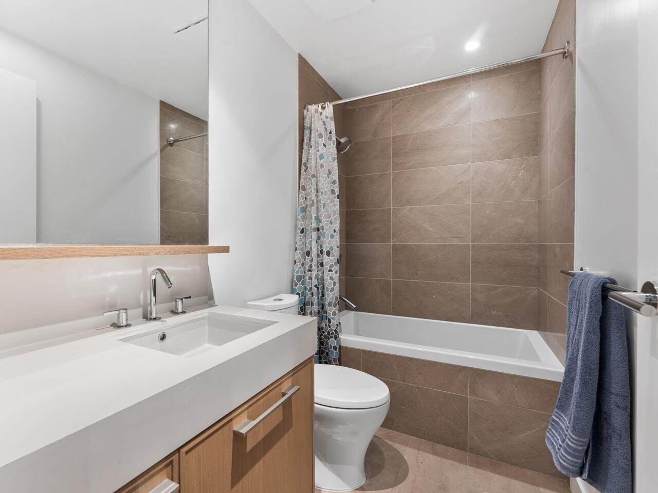 302-3220 Connaught Cres