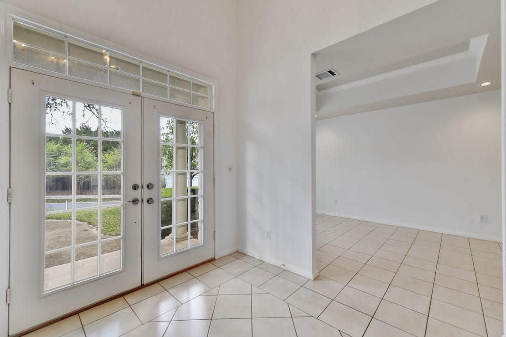 1107 Bowie Rd