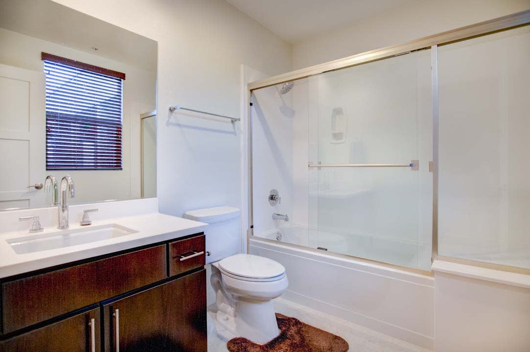 10878 Bloomfield St 405, Toluca Lake, CA