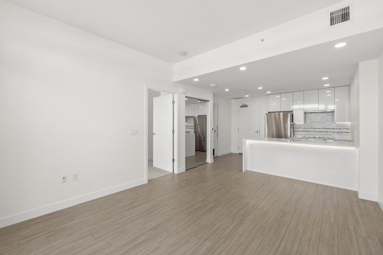 575-438 W King Edward Ave