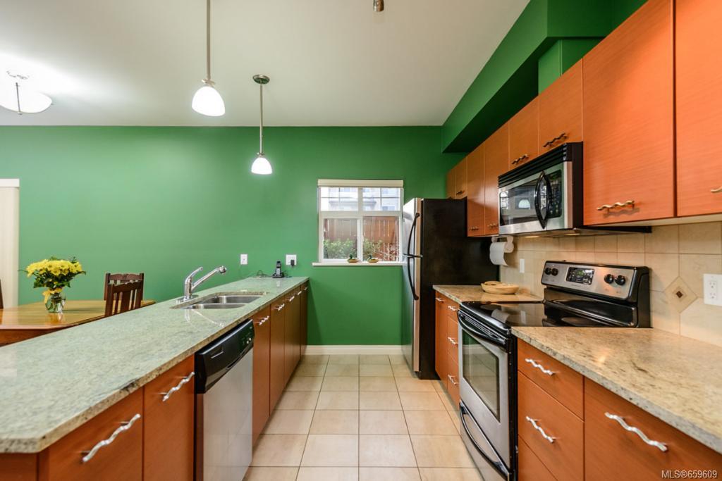 101-2380 Brethour Ave, Sidney