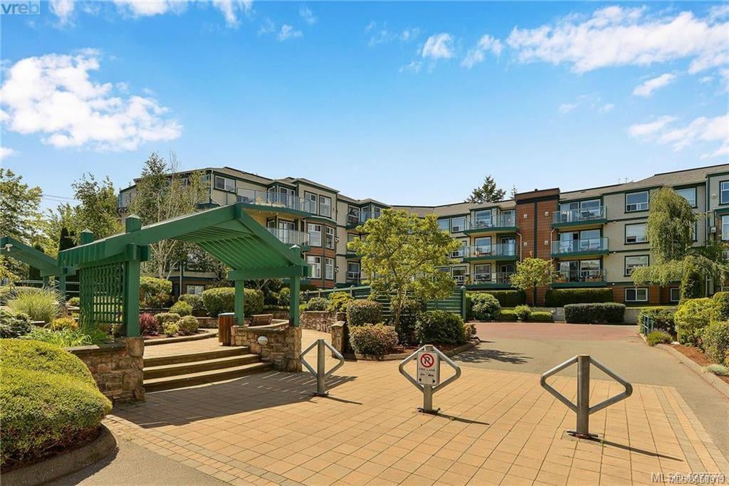 112-898 Vernon Ave, Saanich