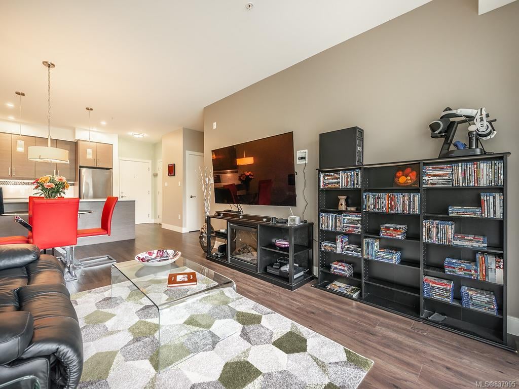 302-7111 W Saanich Rd
