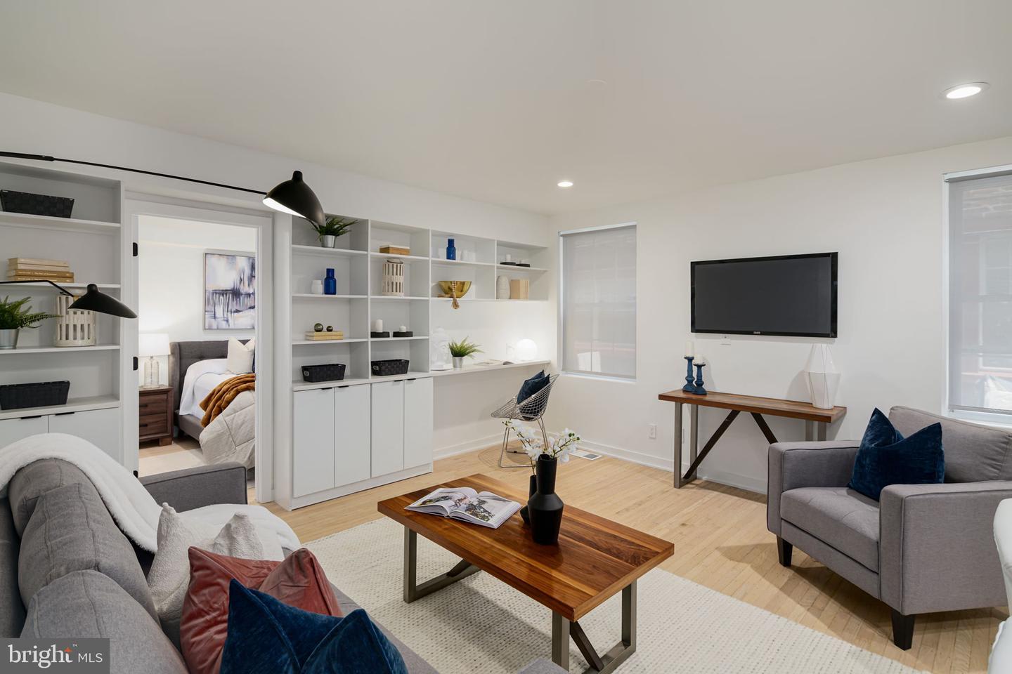 Contemporary Condo in Wash West