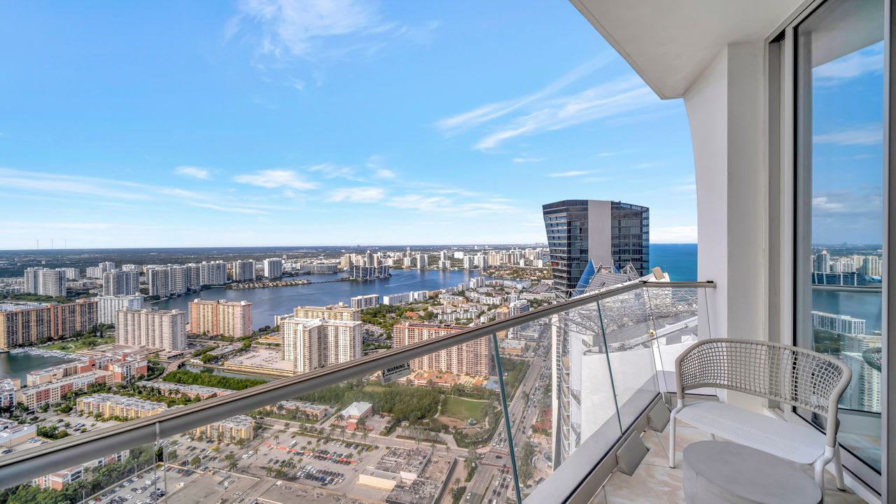 16901 Collins Ave, #5303